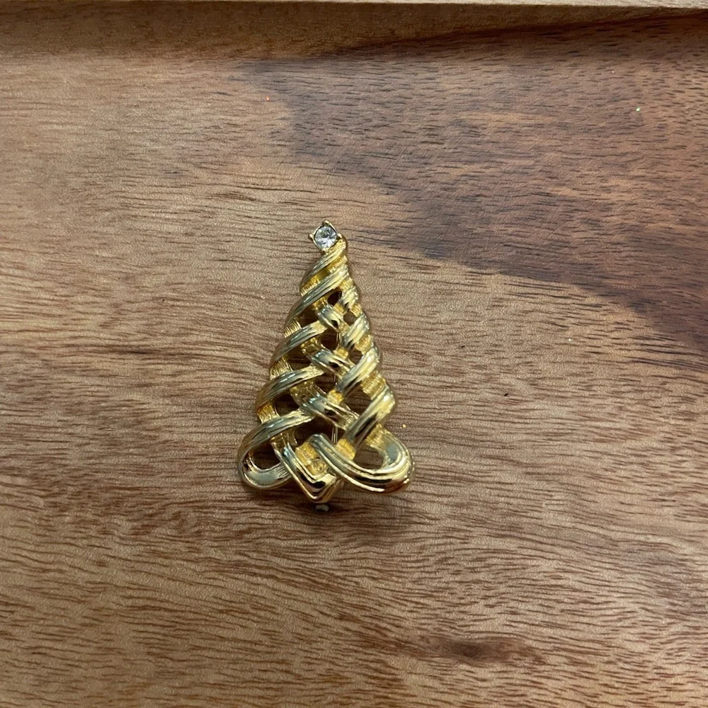 Vintage Avon Christmas‎ Tree Pin Brooch Gold Tone Rhinestone Woven Braid Festive